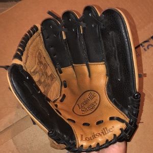 Louisville Slugger 10.5” Glove Left Handed Catch